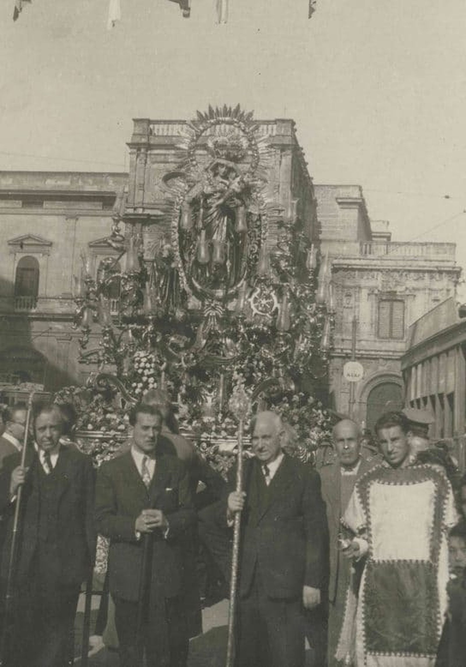 La Reina de Todos los Santos en la magna de 1946
