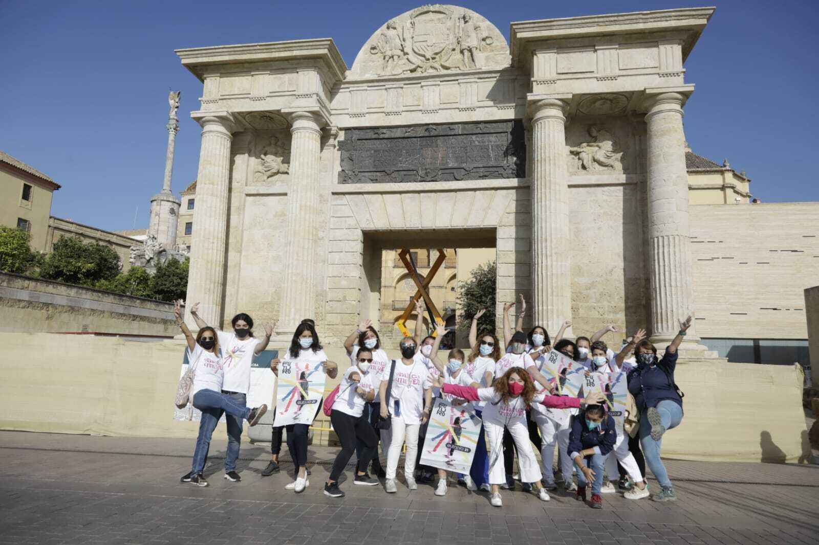 Las participantes, ante la Puerta del Puente.