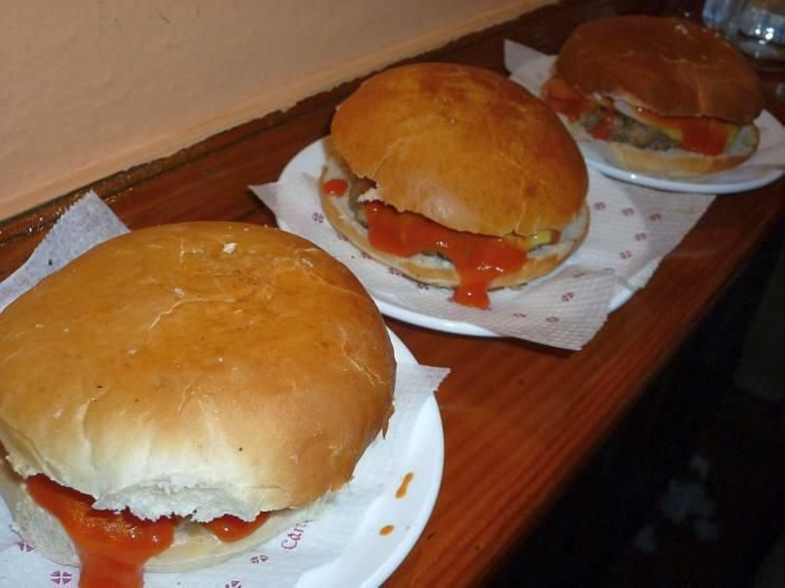 La hamburguesa del San Remo de Granada resiste al paso del tiempo.