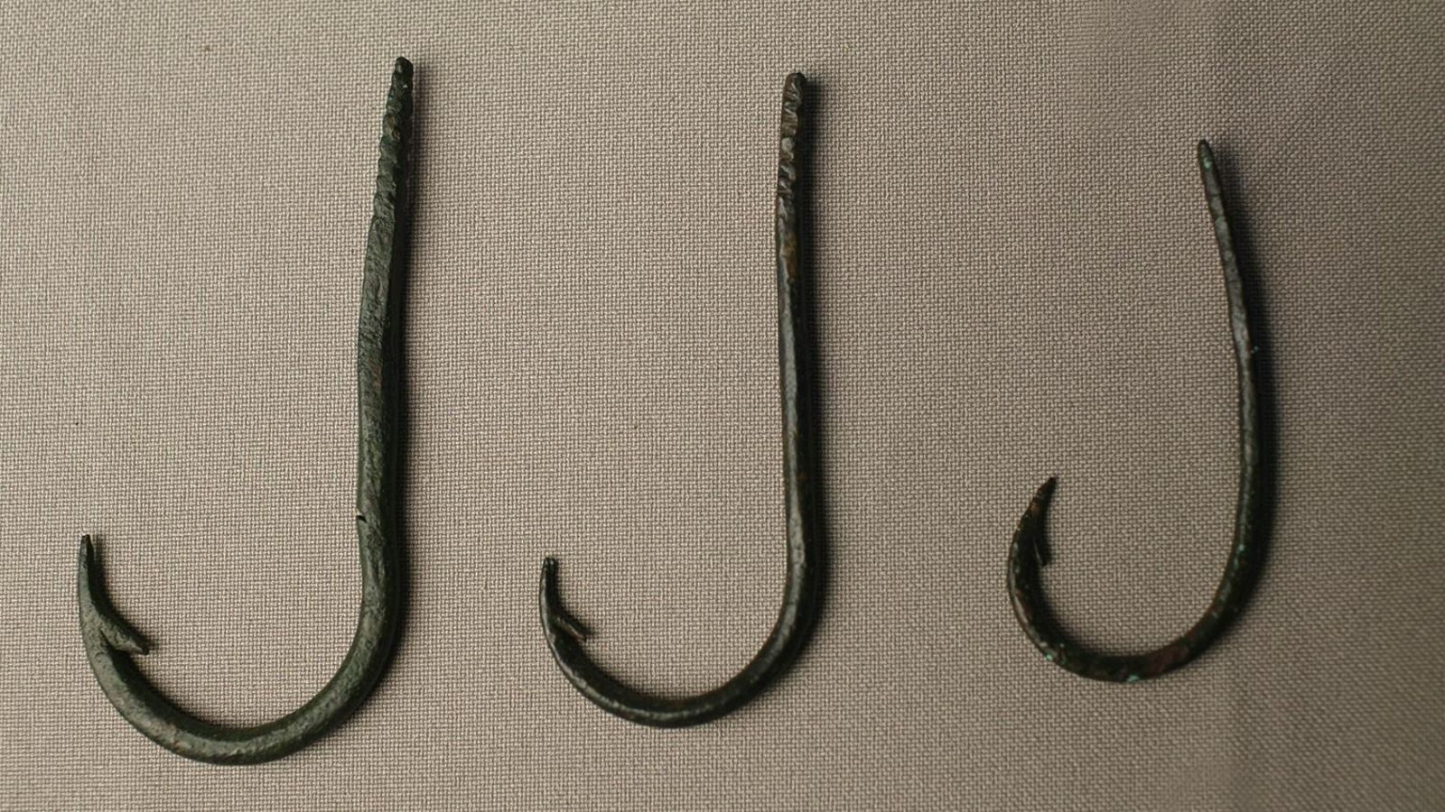 Anzuelos de bronce hallados en la factoría de la calle San Nicolás.