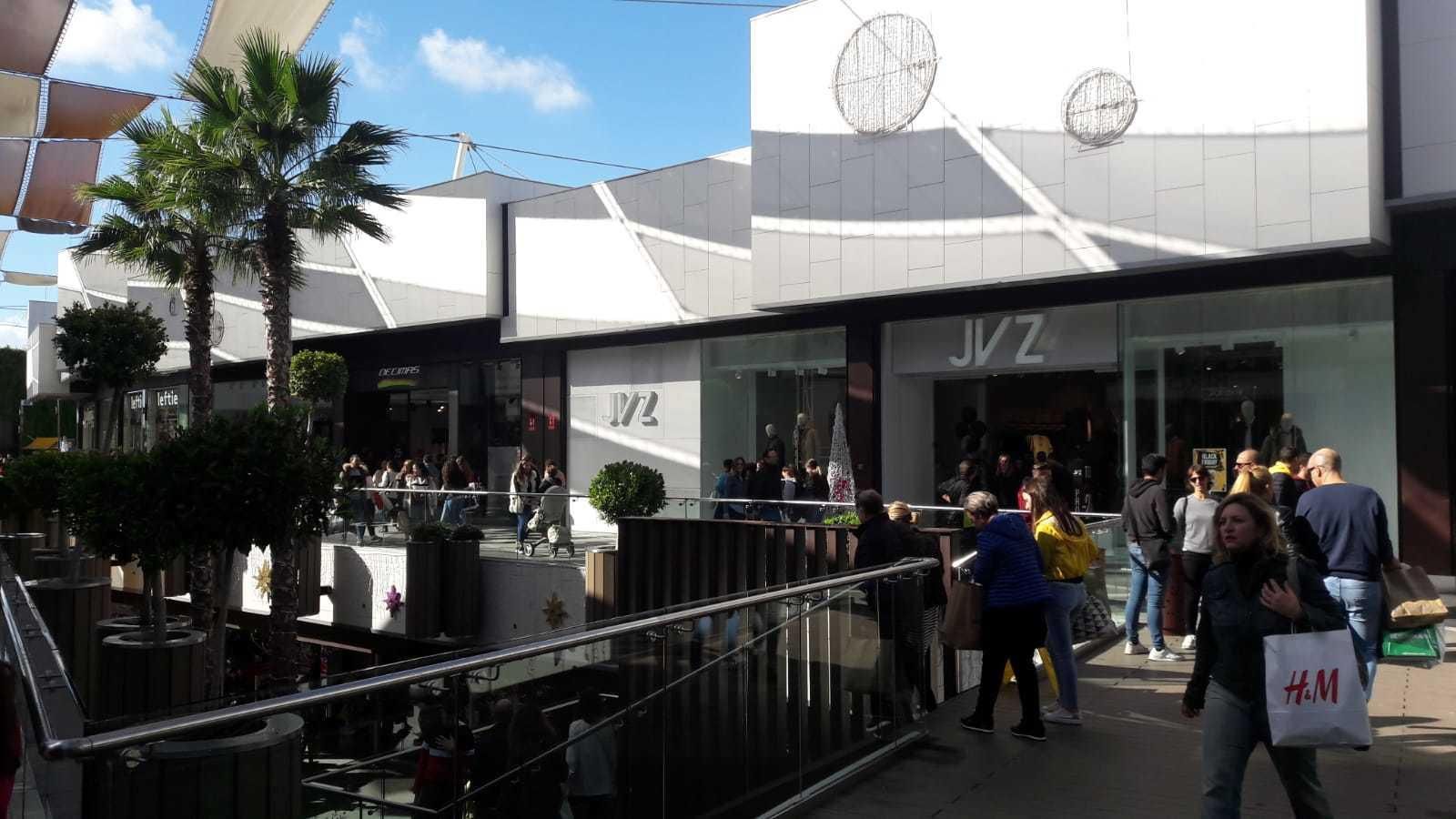 El centro comercial Holea aglutinó a miles de personas El centro comercial Holea aglutinó a miles de personas