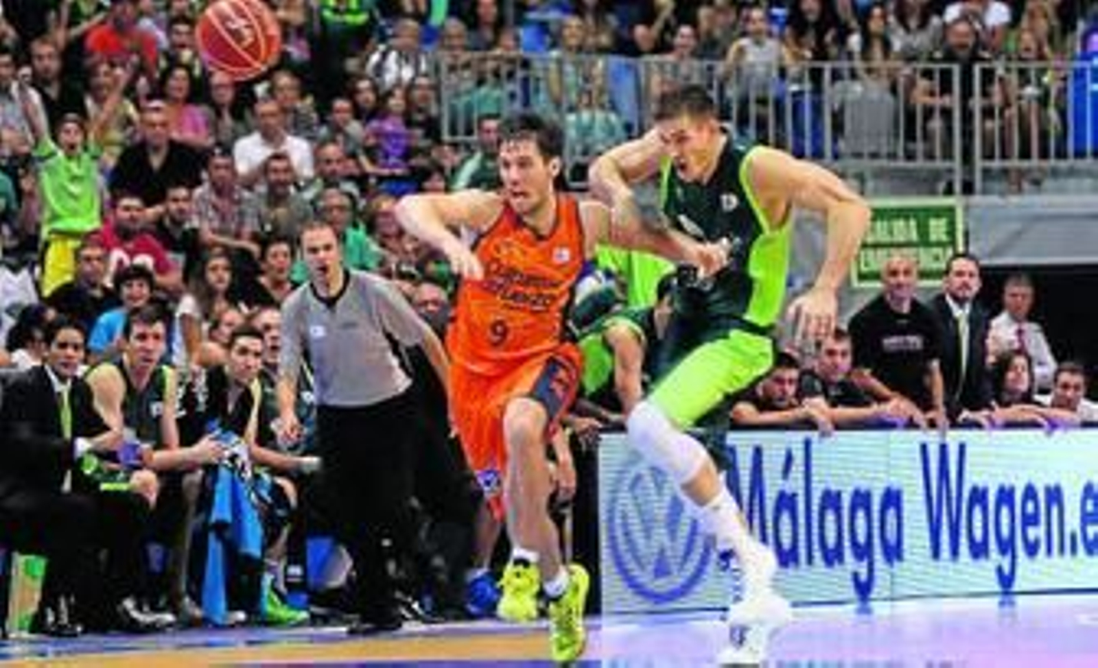 Van Rossom empuja a Caner-Medley en la disputa del balón.