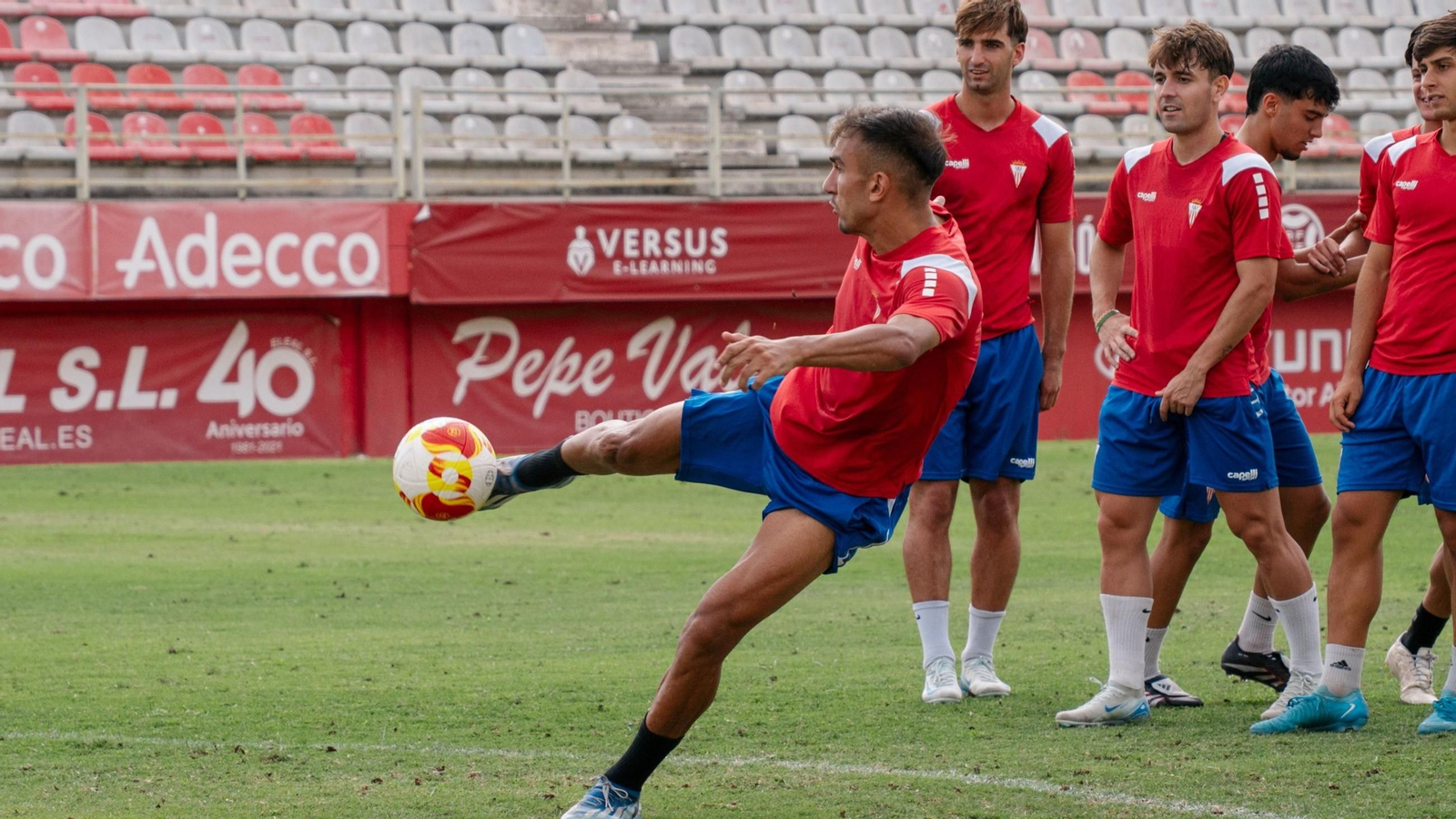 Óscar Castro ensaya un disparo en un entrenamiento en el Nuevo Mirador.
