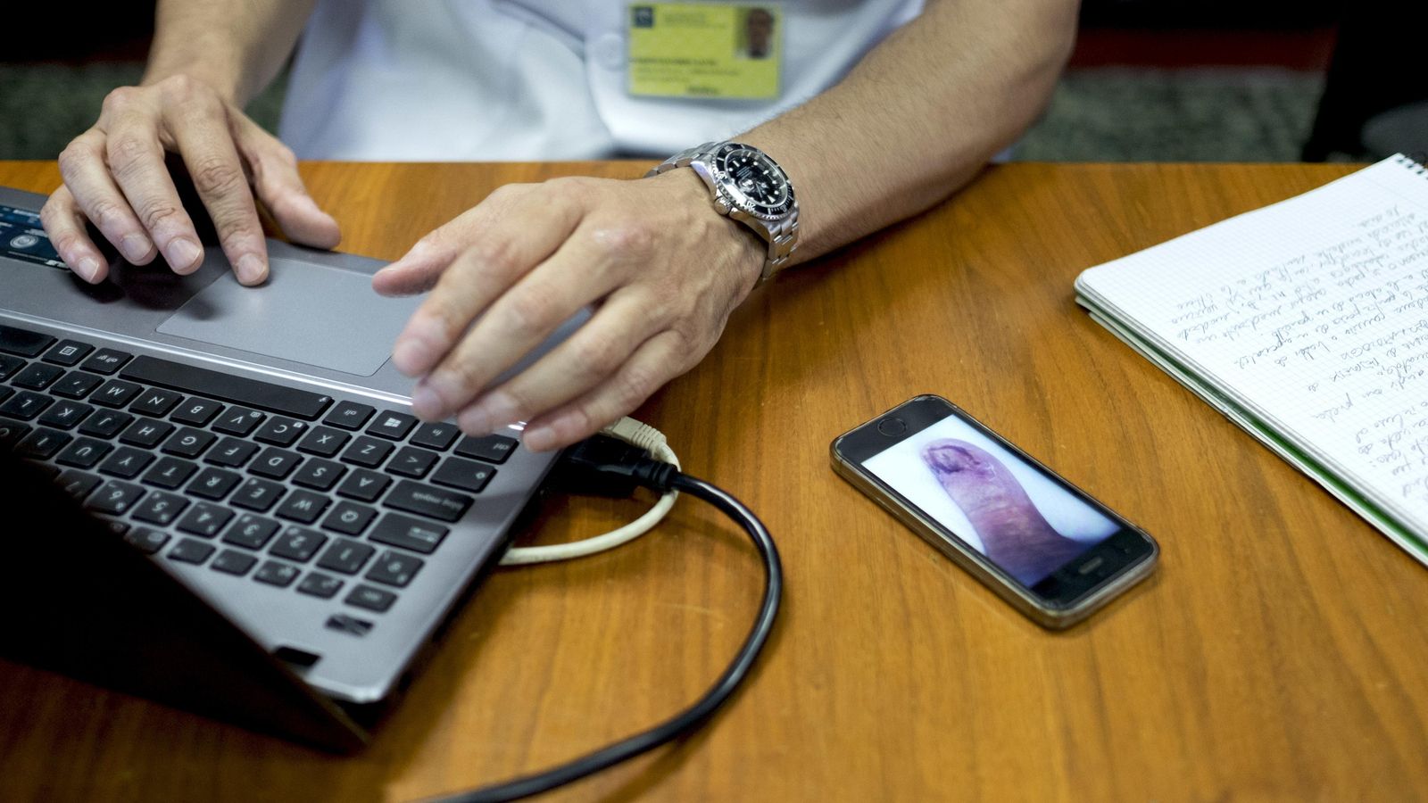 Un especialista durante una consulta de teledermatología.