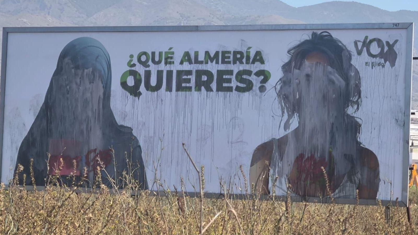 La valla de Vox en El Ejido tras los actos vandálicos.