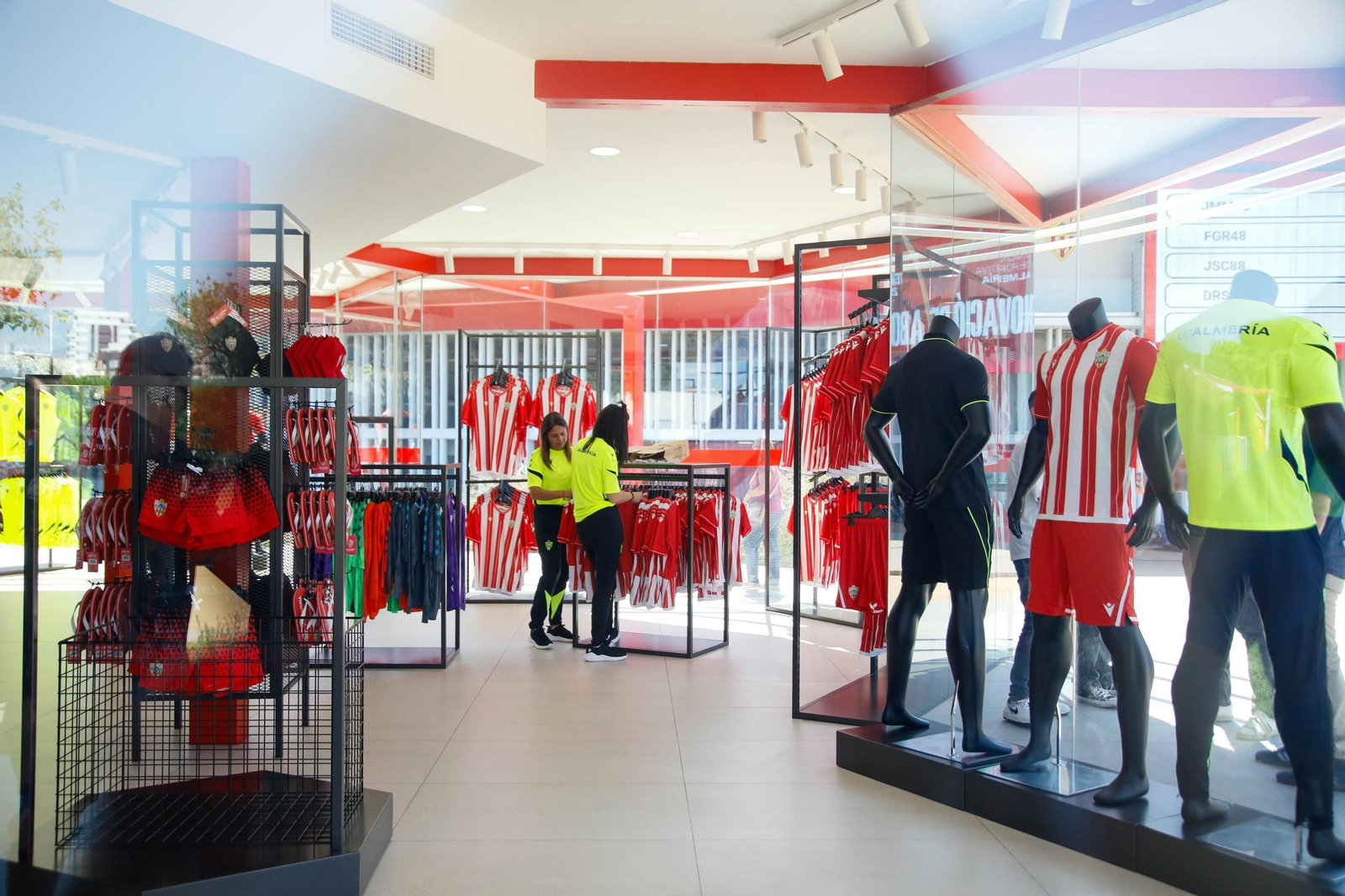 Las imágenes de la campaña de abonos de la UDA y apertura de la tienda del club