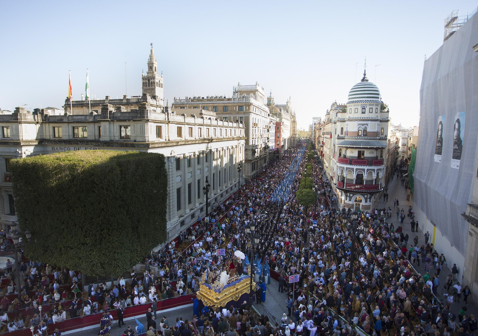 El paso de misterio de San Esteban por la Avenida el pasado Martes Santo.