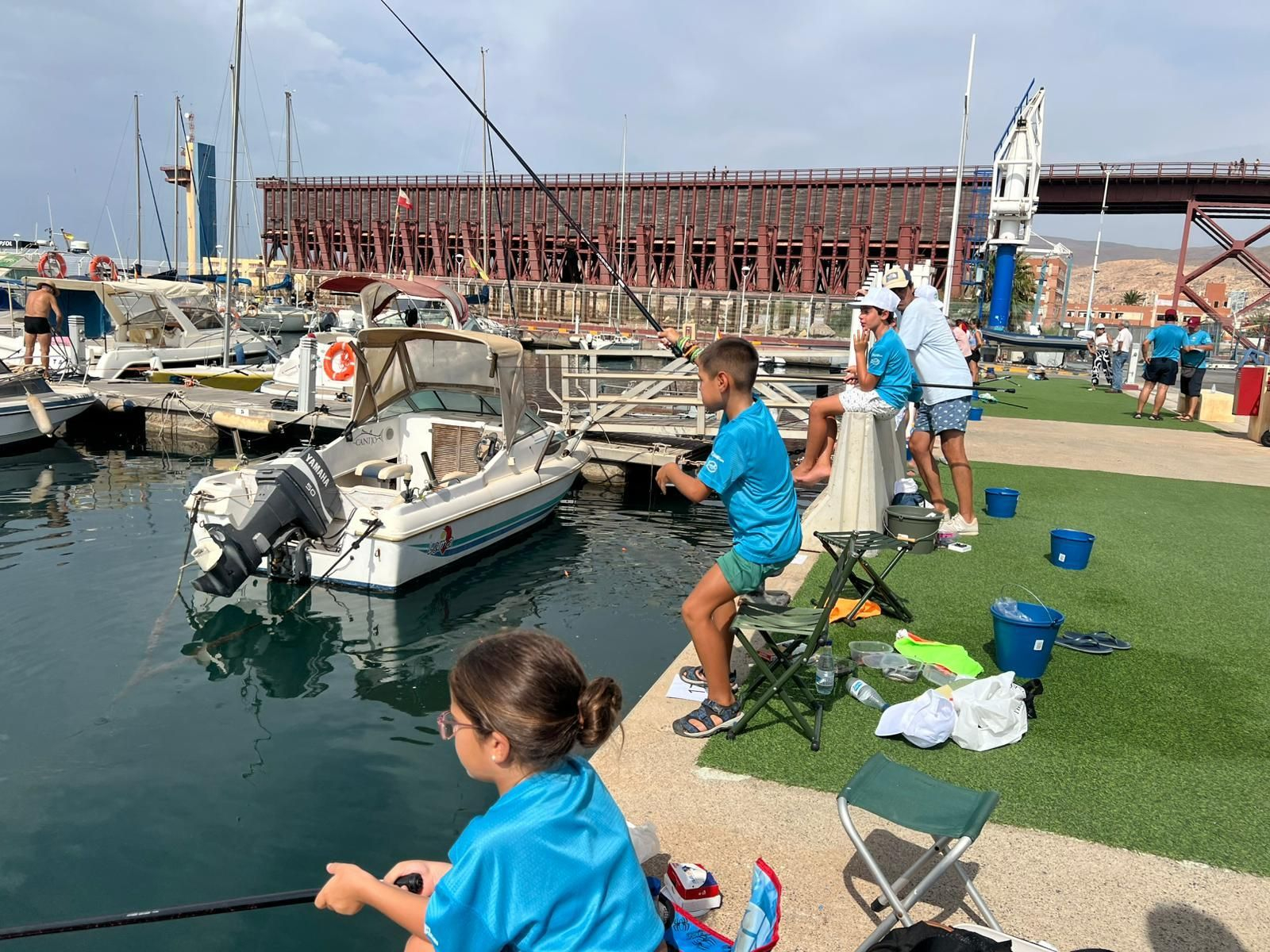 Varios menores durante el transcurso de la actividad de pesca desarrollada en las instalaciones del Club de Mar.