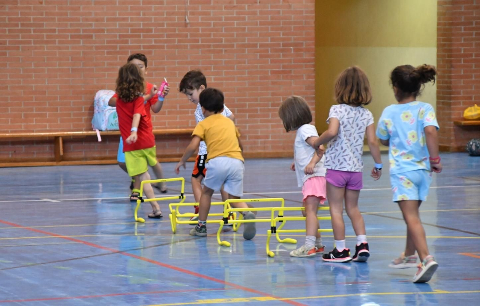 Niños juegan en un Campus de Verano
