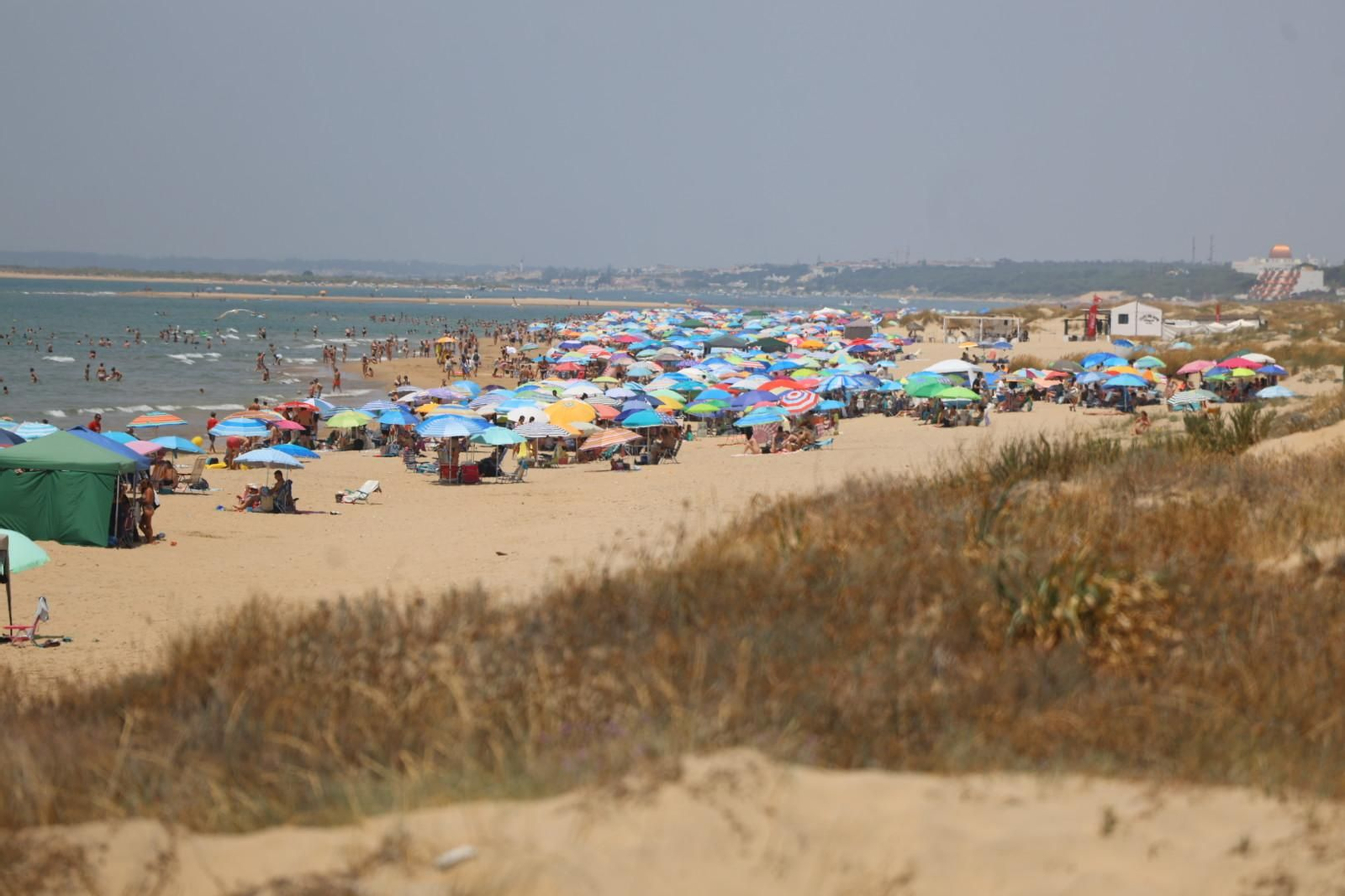Imágenes del ambiente en las playas de Huelva