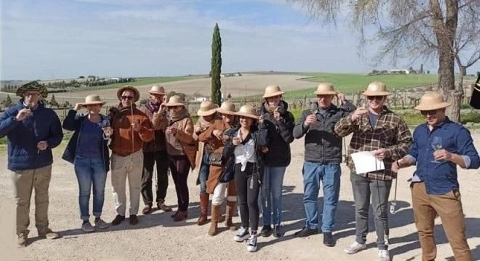Los nuevos 'Sherry Explorers' con el sombrero salacot, la venencia y la copa de Jerez, tras su juramento.