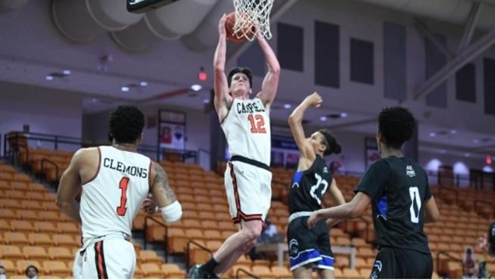 Jesús Carralero ataca el aro rival.