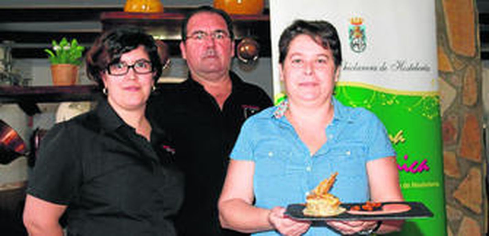 Responsables del negocio hostelero de la Venta de La Alegría, con el plato ganador del certamen.