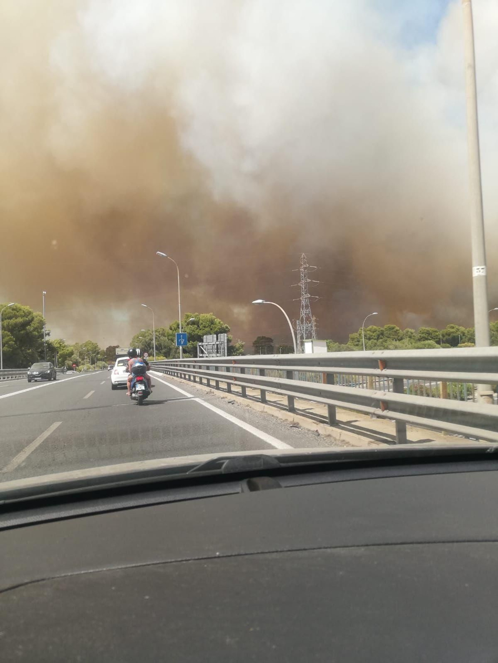Imágenes del gran incendio de Puerto Real, visible desde la Bahía de Cádiz