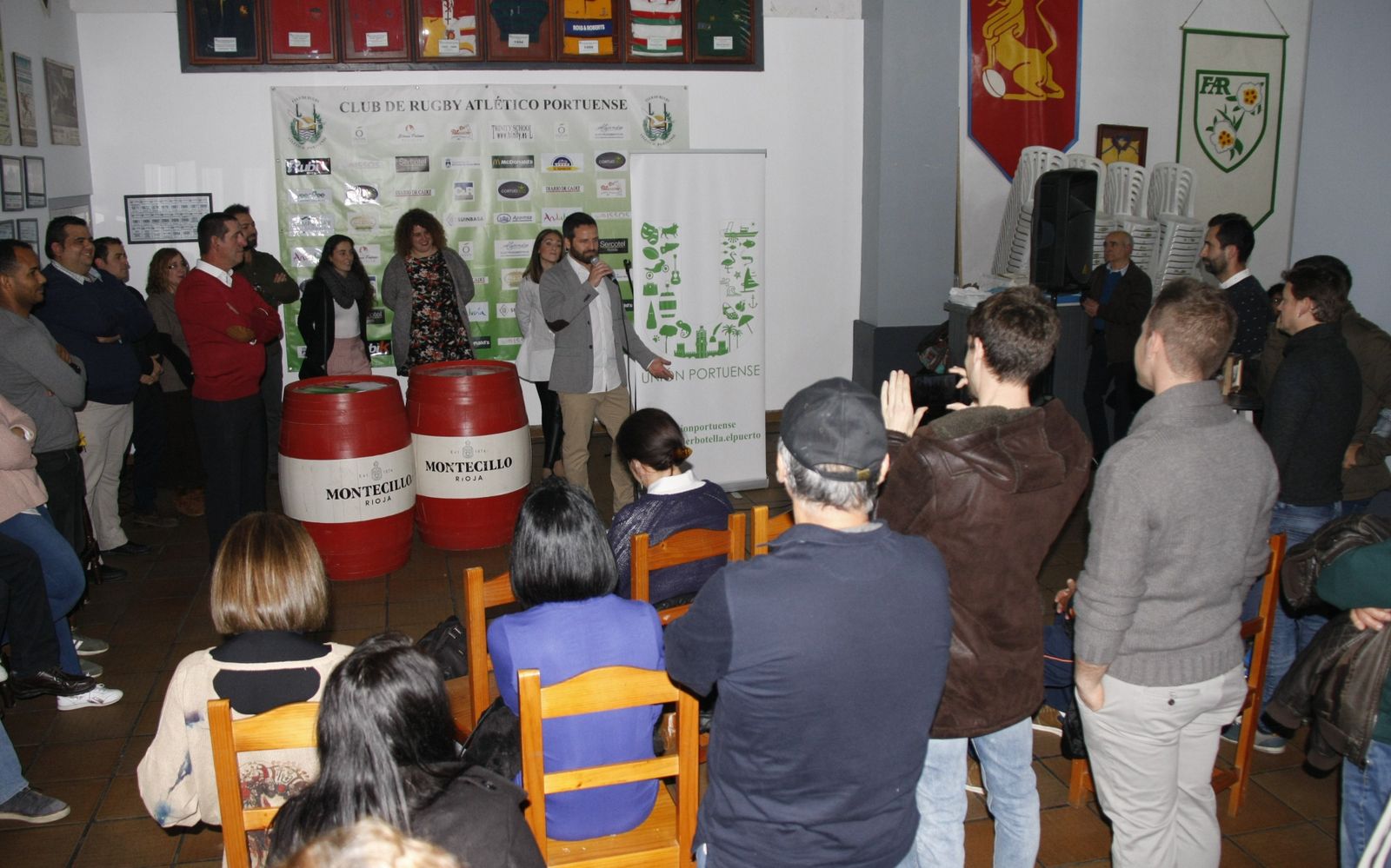 Un momento de la presentación de ayer del proyecto de Javier Botella y Unión Portuense, en la bodega del Club de Rugby.