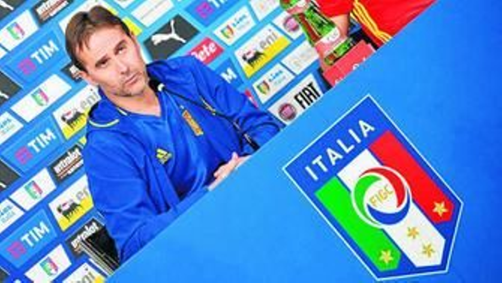 Julen Lopetegui escucha una pregunta durante la rueda de prensa ofrecida en el estadio de la Juventus.