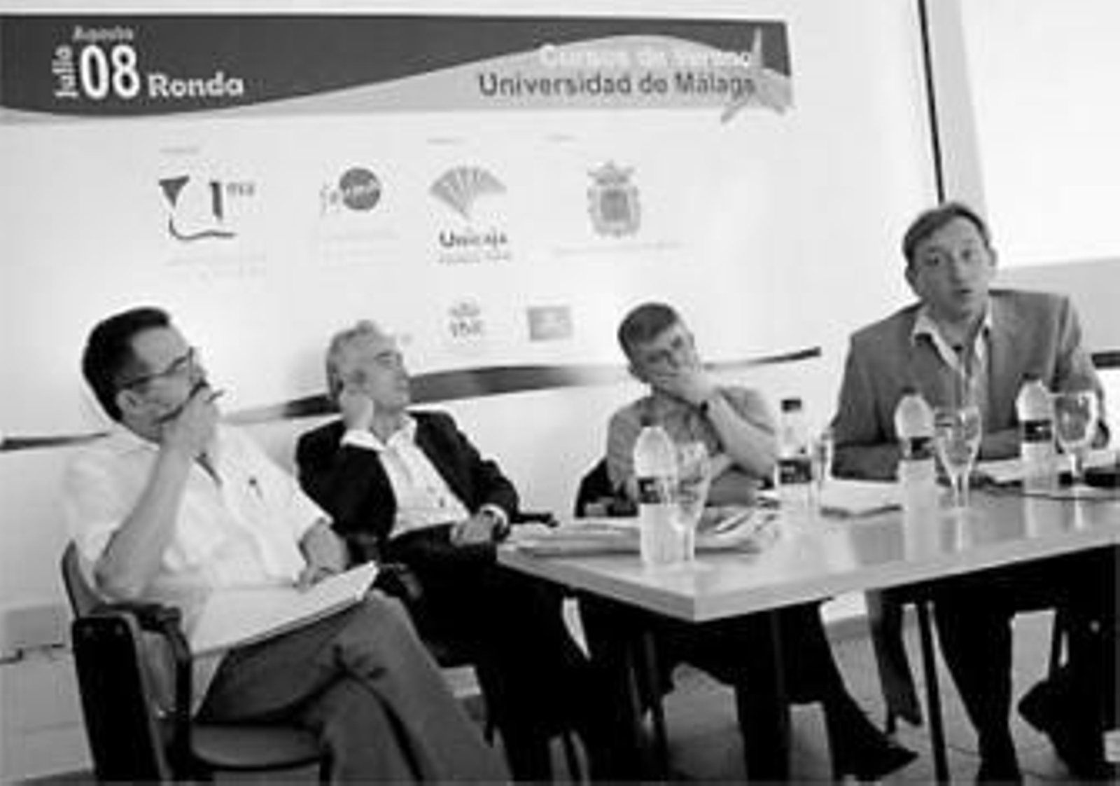 Los ponentes, durante la conferencia.