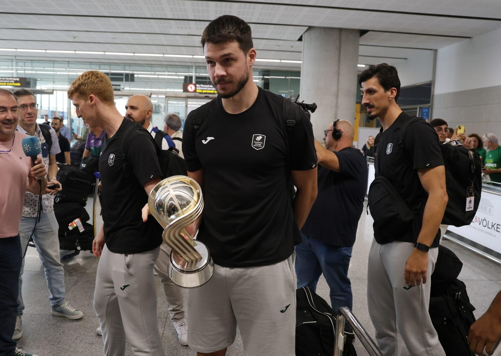 El Unicaja brinda la Intercontinental a un centenar de aficionados en el aeropuerto