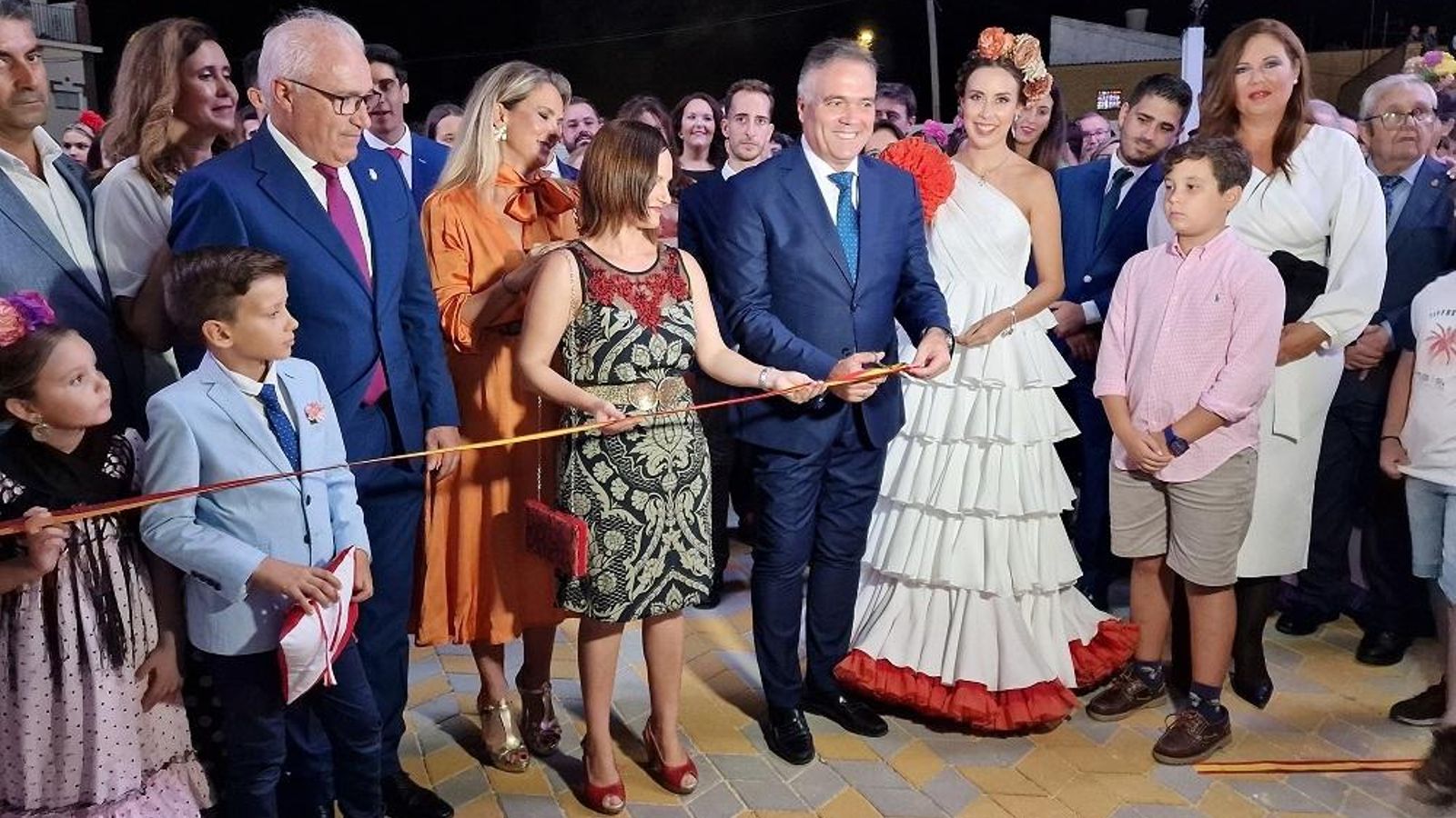 Alcalde, Reina de la Vendimia y concejala de Festejos cortan la cinta inaugural