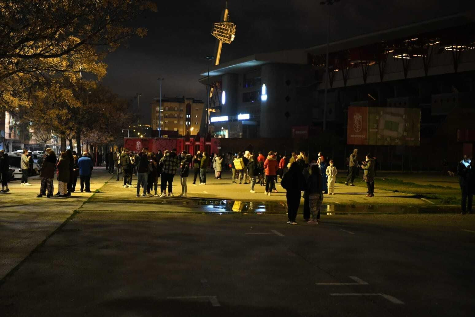 Fotos: cientos de personas salen a la calle tras los seis terremotos en Granada