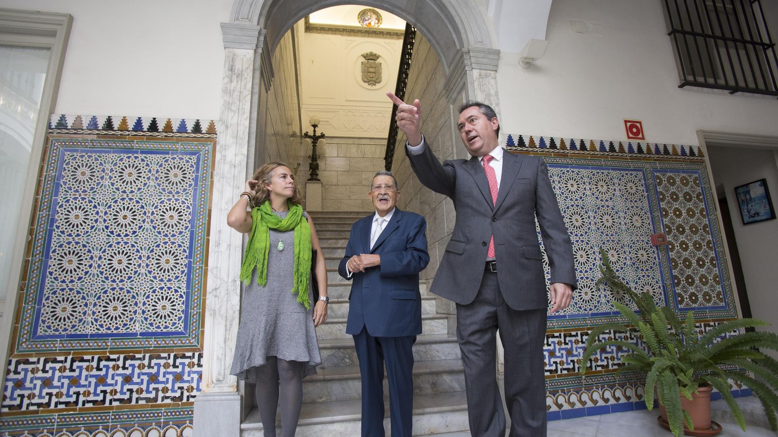 El alcalde, Juan Espadas, con Mariano Bellver y la directora de Cultura, Isabel Ojeda, en la Casa Fabiola.