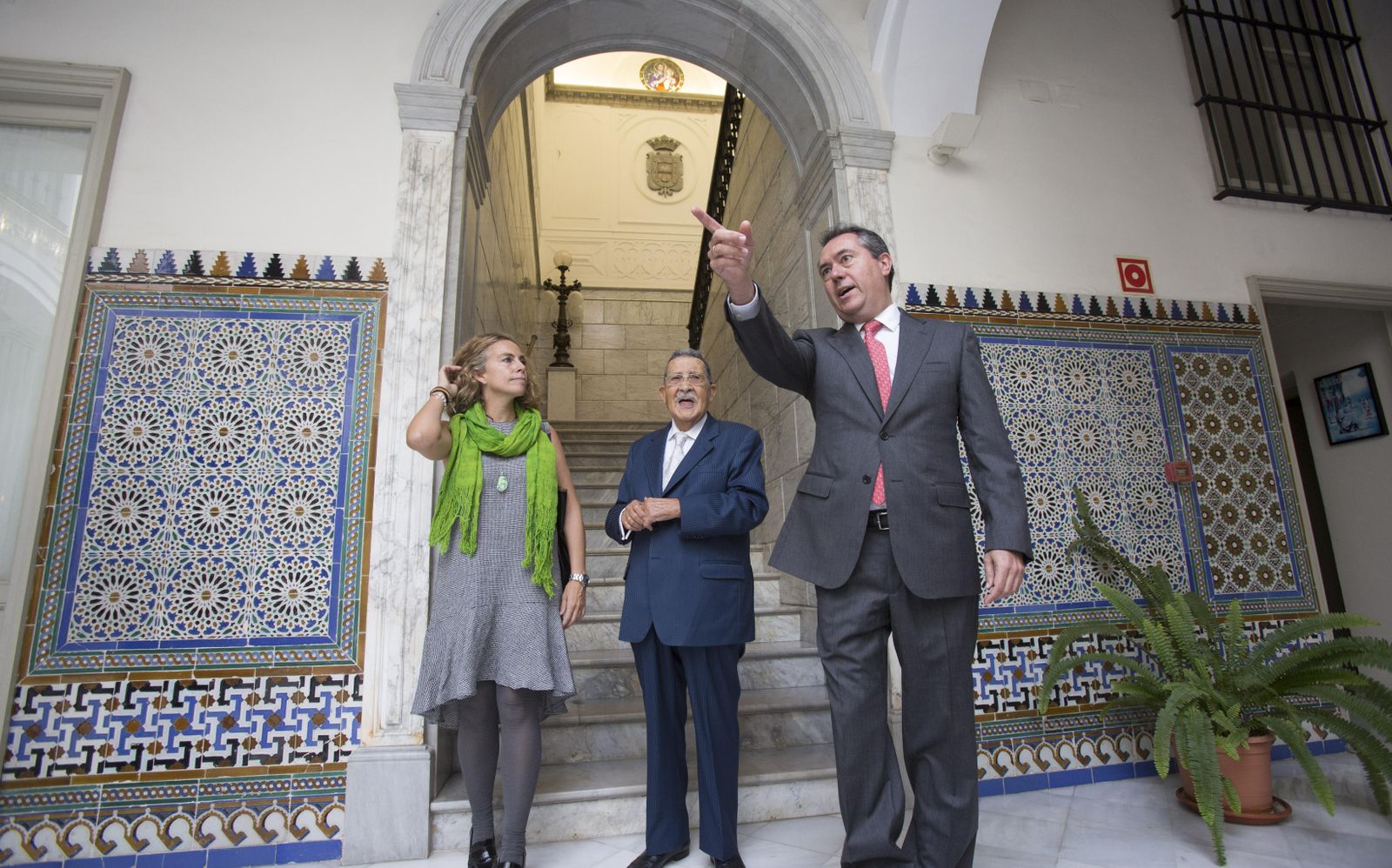 El alcalde, Juan Espadas, con Mariano Bellver y la directora de Cultura, Isabel Ojeda, en la Casa Fabiola.