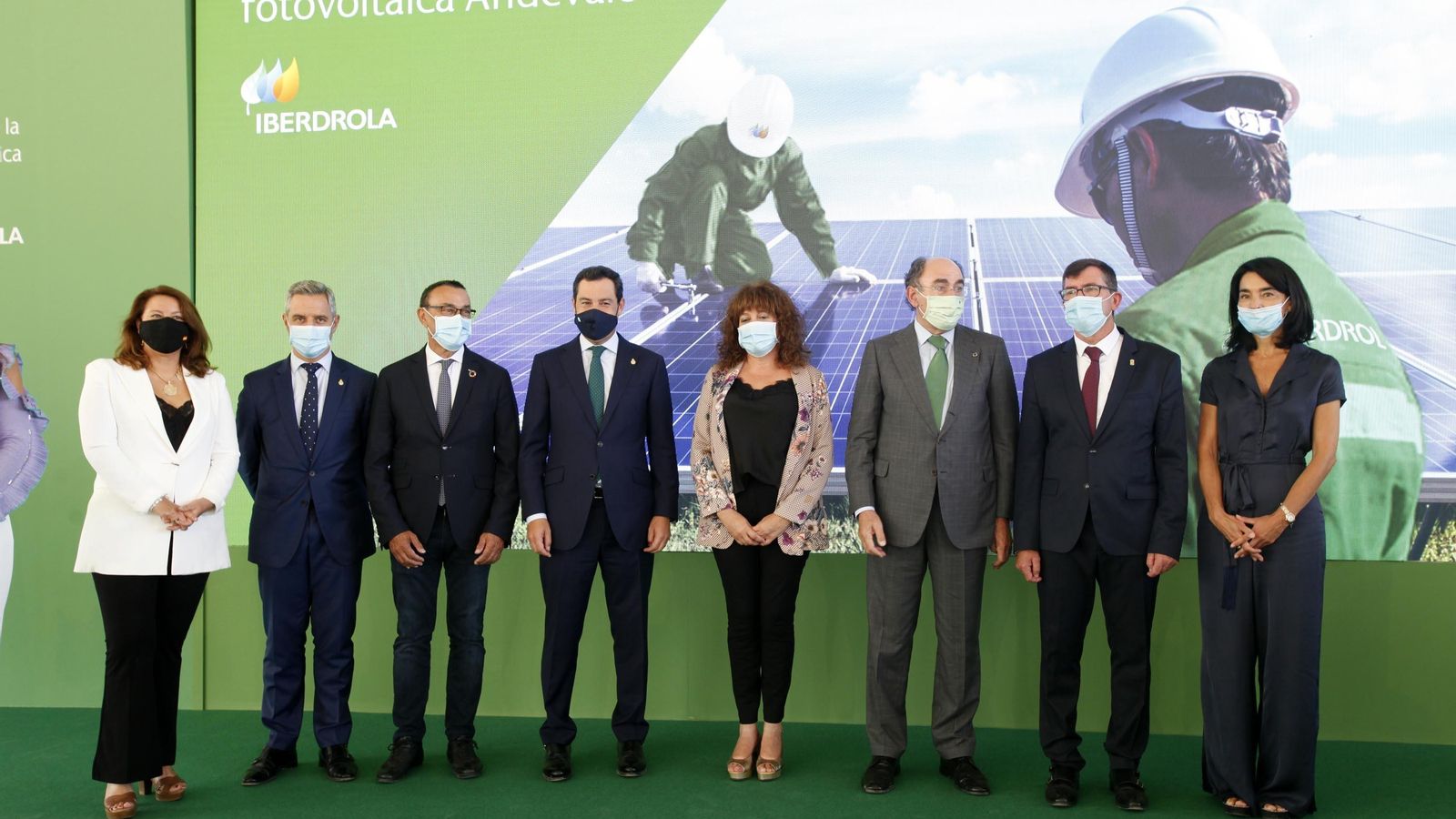Foto de familia de las autoridades que ayer asistieron a la inauguración de la planta