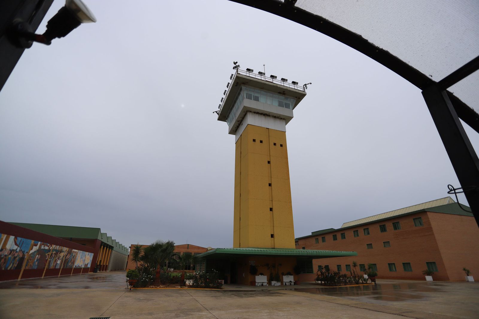El patio central del penal onubense, con la imponente torre de vigilancia.