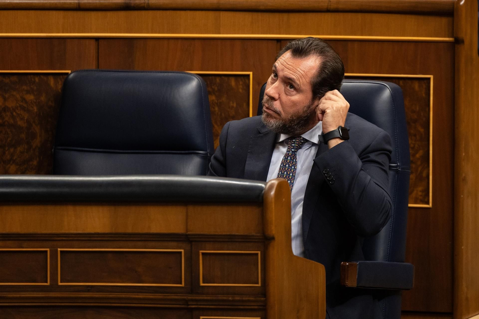 El ministro de Transportes y Movilidad Sostenible, Óscar Puente, durante una sesión plenaria extraordinaria, en el Congreso de los Diputados.