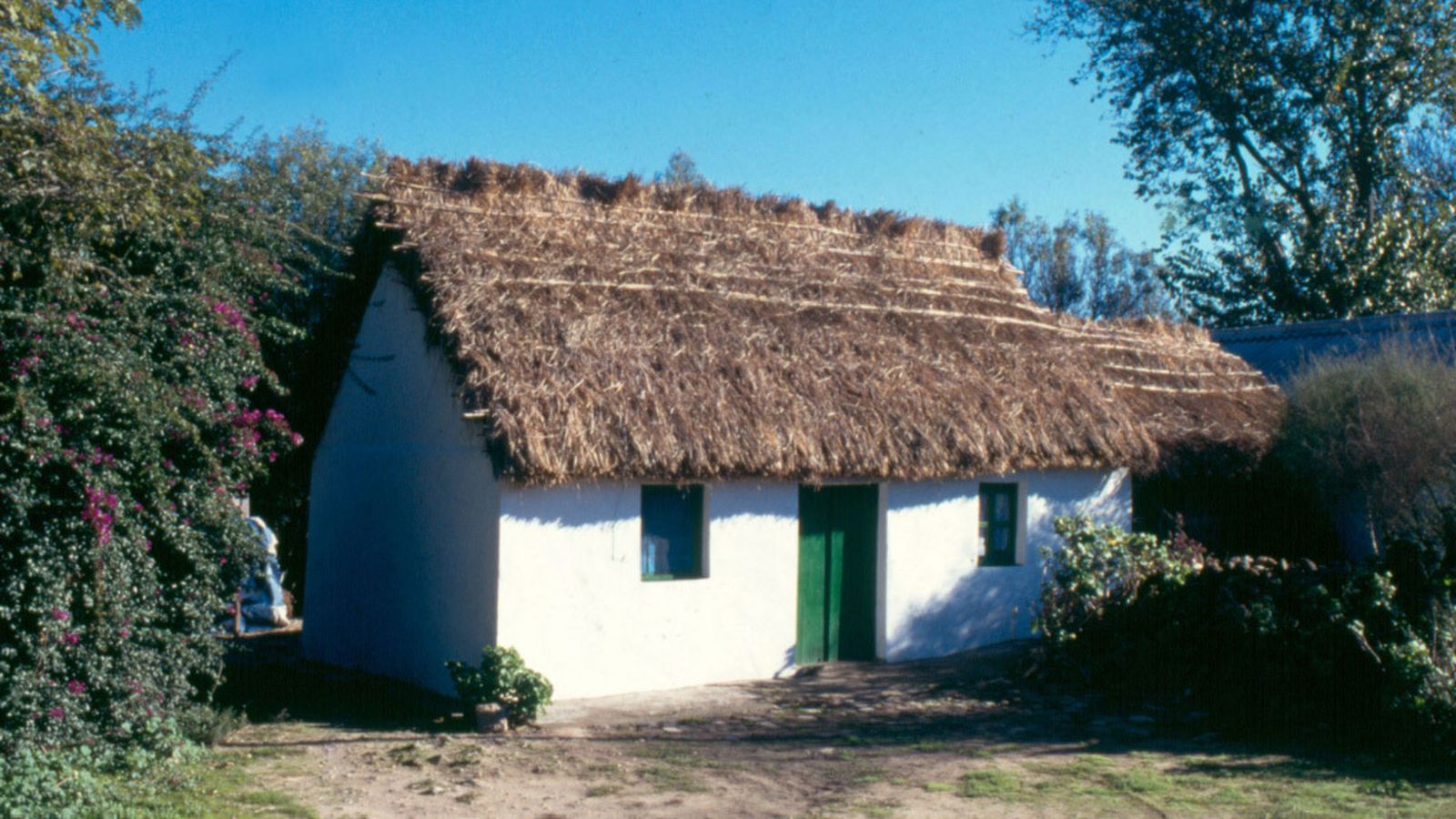 Chozo con tejado de aneas. Así eran las viviendas de los castellarenses que residían fuera de las murallas en los siglos pasados.