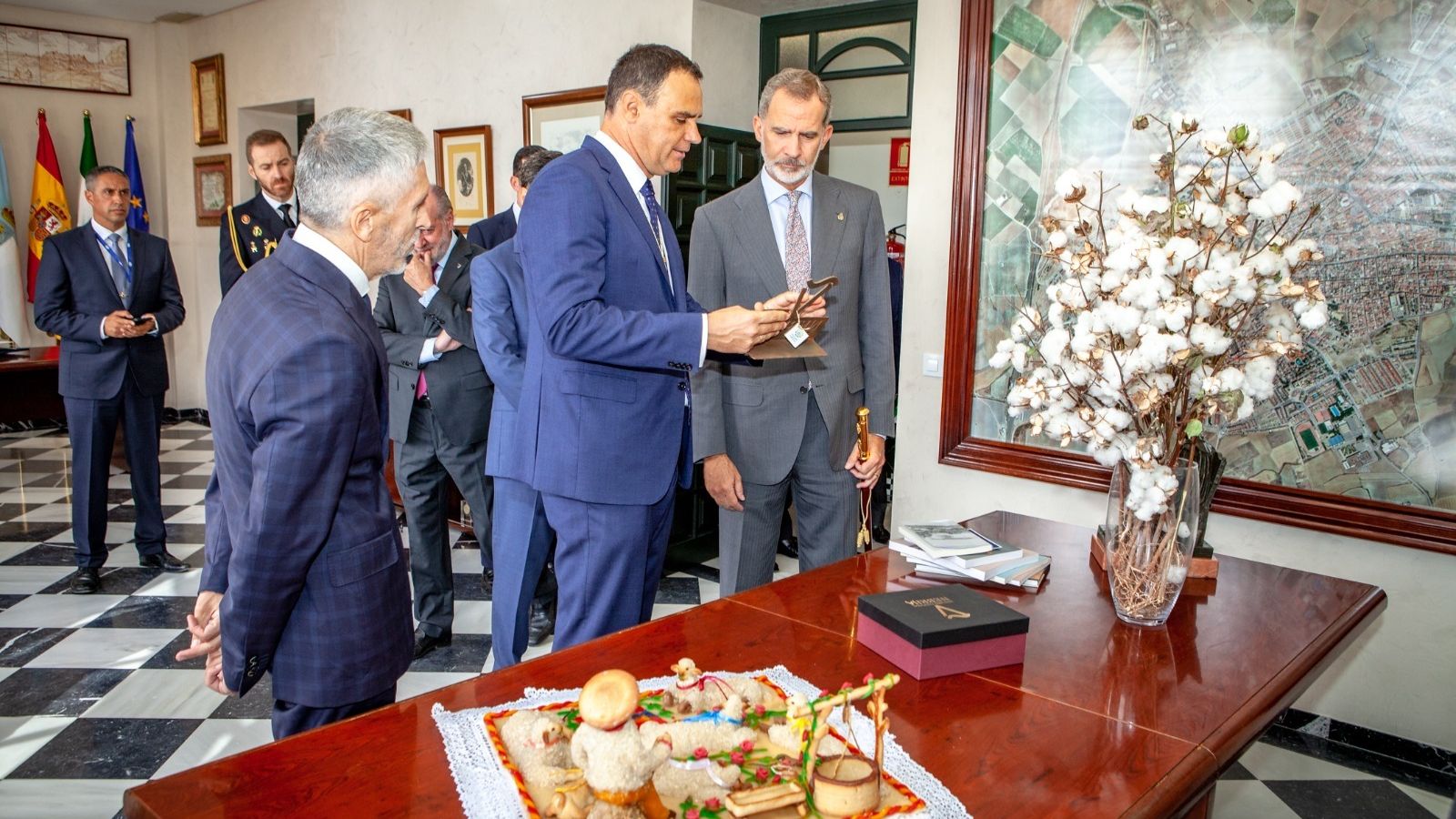 El alcalde Pepe Barroso, junto al ministro Fernando Grande-Marlaska, entrega los regalos a Felipe VI.