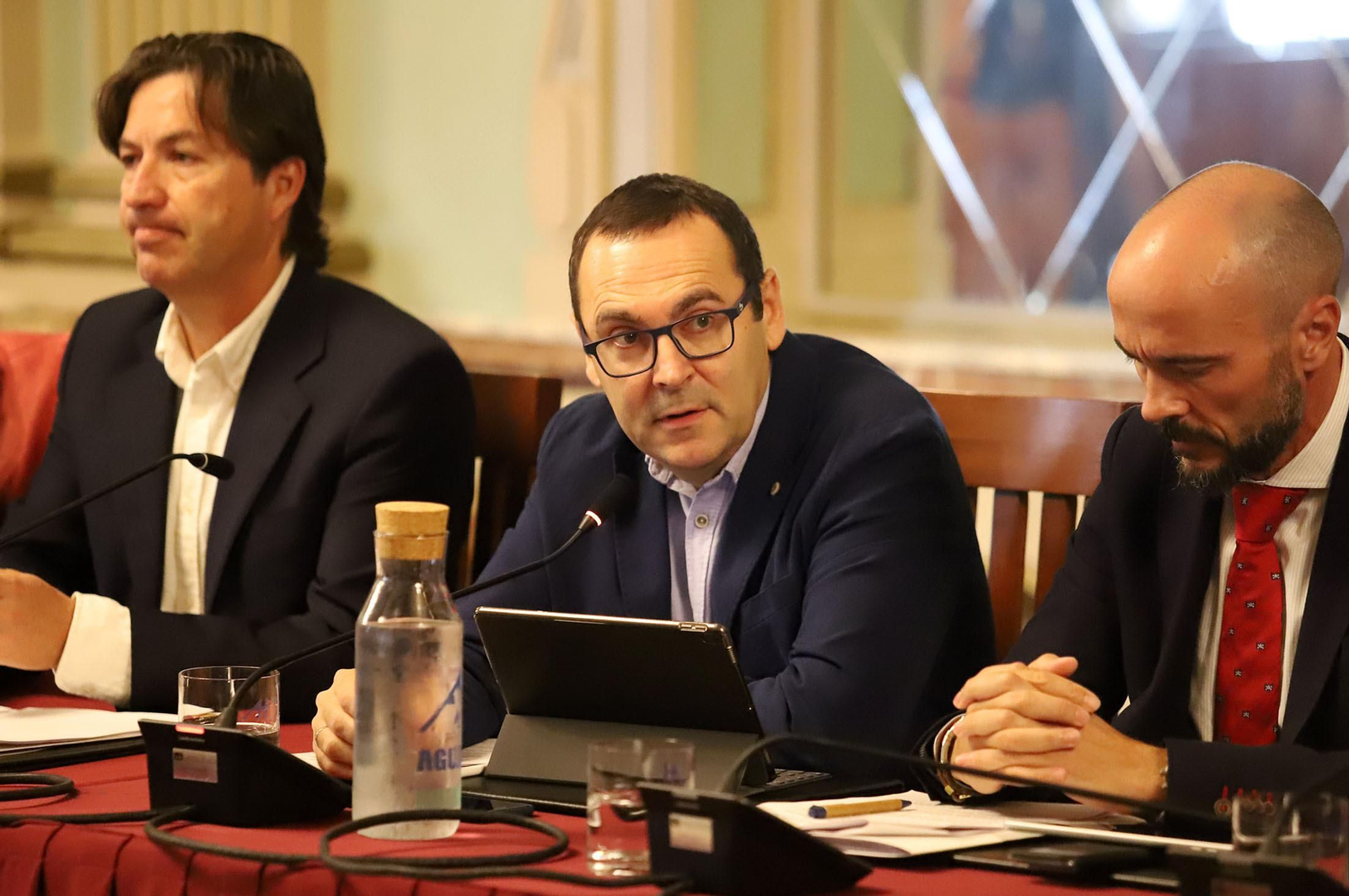 Imágenes del pleno del Ayuntamiento de Huelva