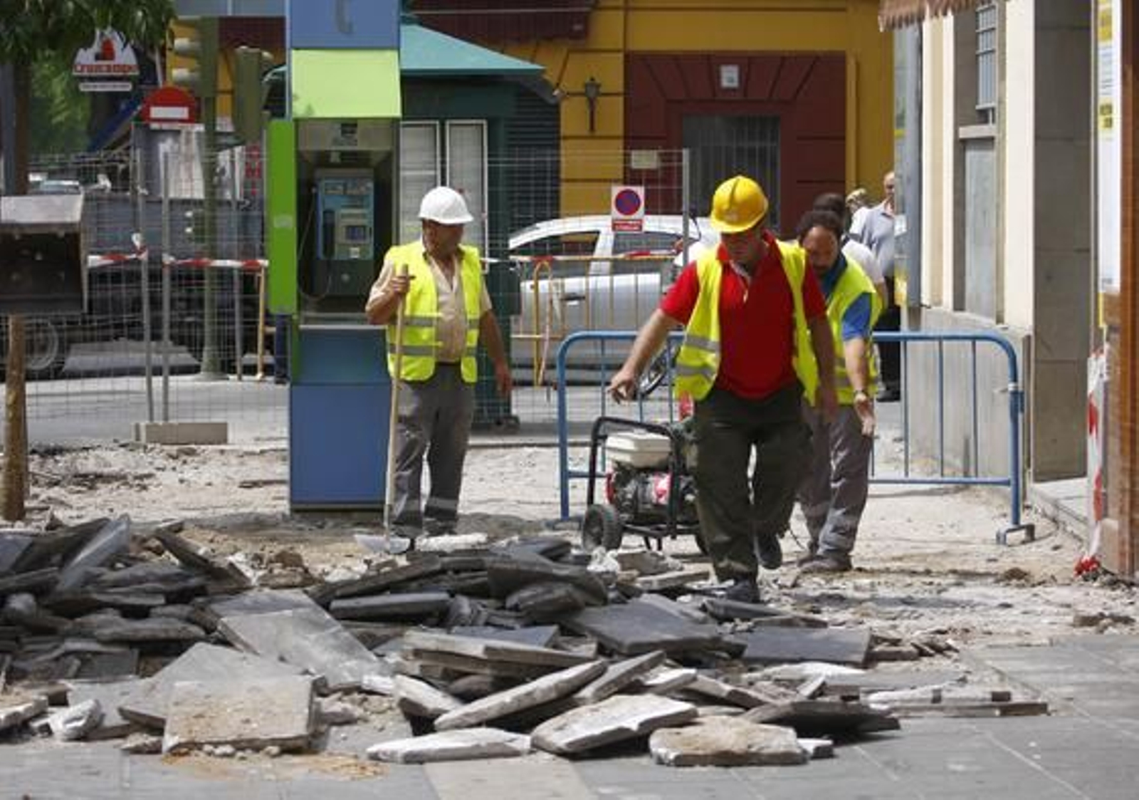 Los operarios ya han comenzado con los trabajos para peatonalizar la calle San Jacinto.

Foto: Belén Vargas