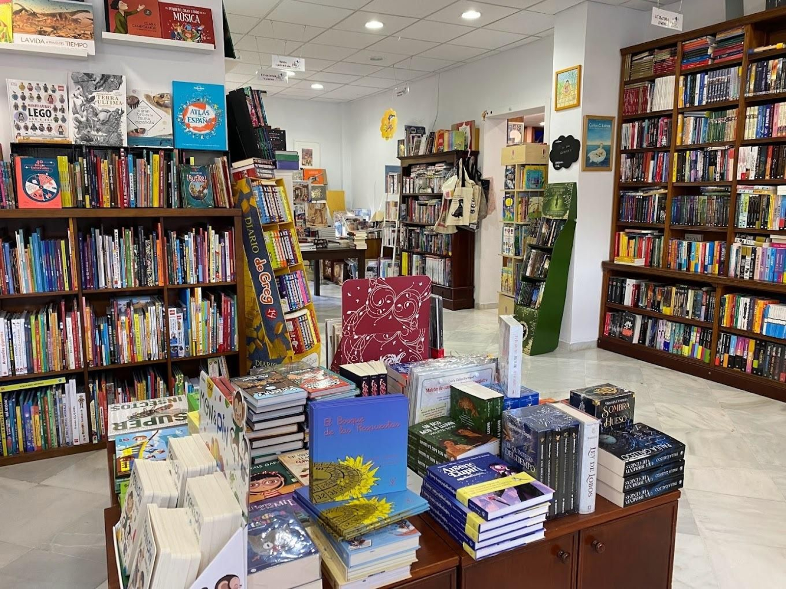 Librería Luna Nueva Librerías de Jerez en la que encontrar verdaderas joyas en forma de libros