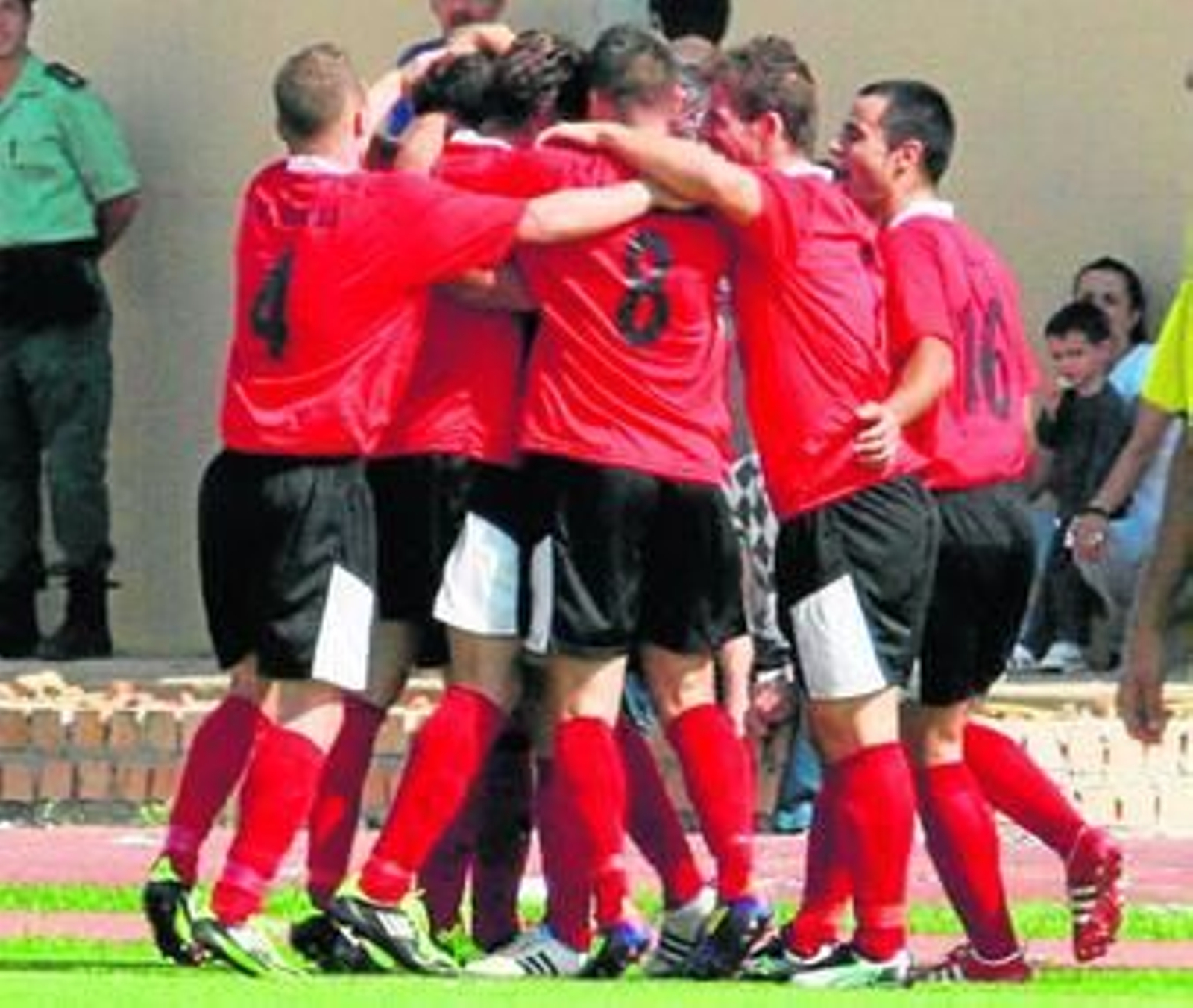Los sanroqueños celebran un gol de la presente campaña.