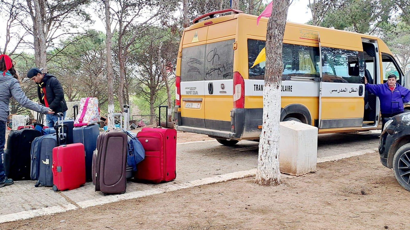 La expedición, transportando las maletas.