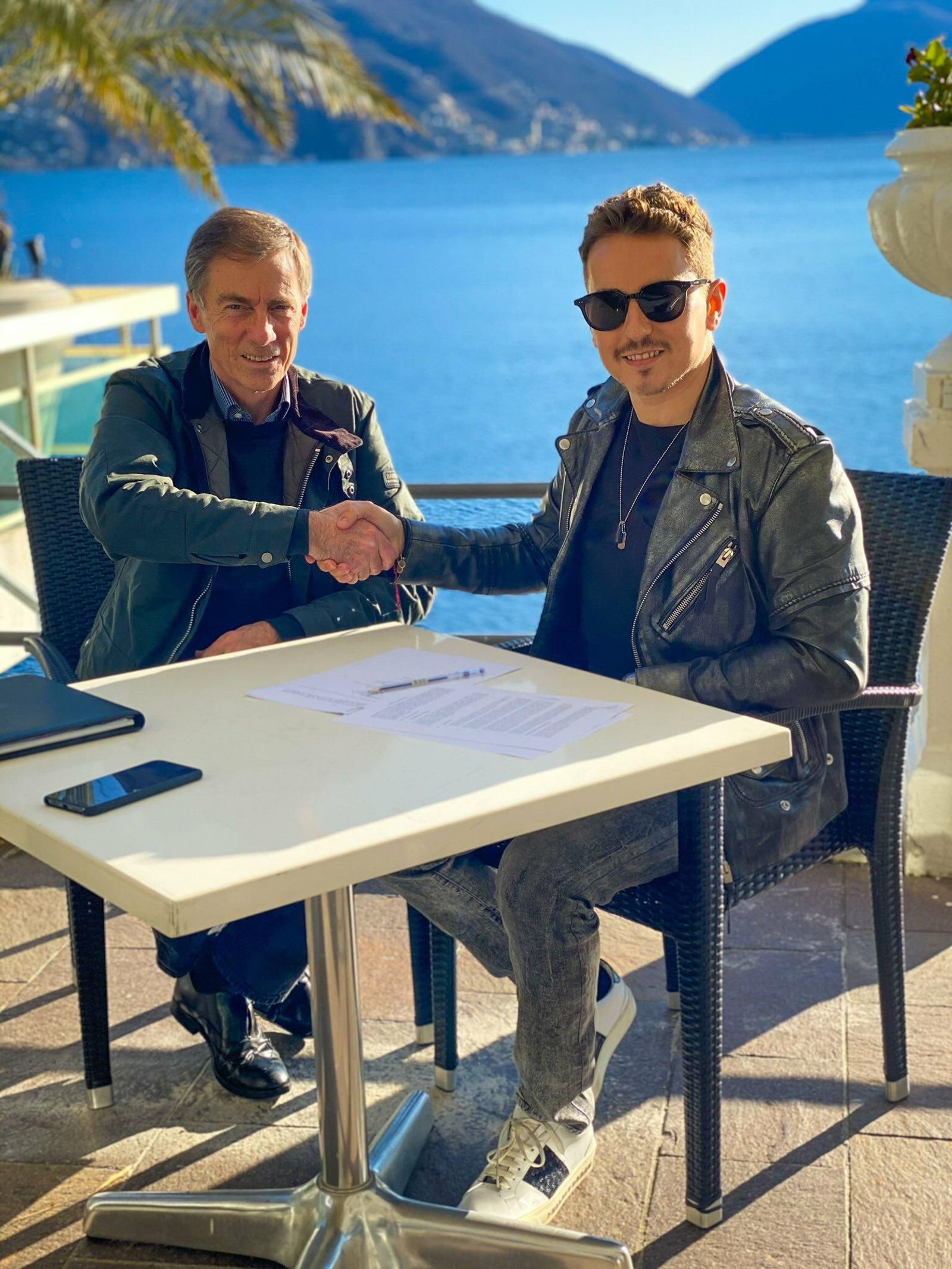 Jorge Lorenzo compartió en su cuenta de twitter esta imagen junto a Lin Jarvis. Jorge Lorenzo compartió en su cuenta de twitter esta imagen junto a Lin Jarvis.