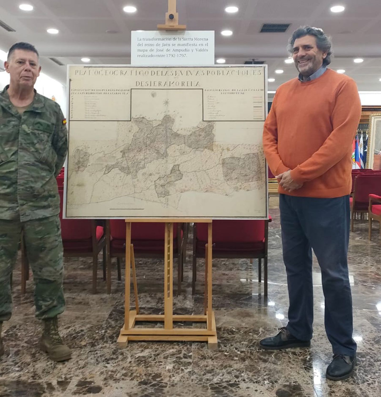 El subteniente José Luis Montero y el profesor José Miguel Delgado en la inauguración de la muestra.
