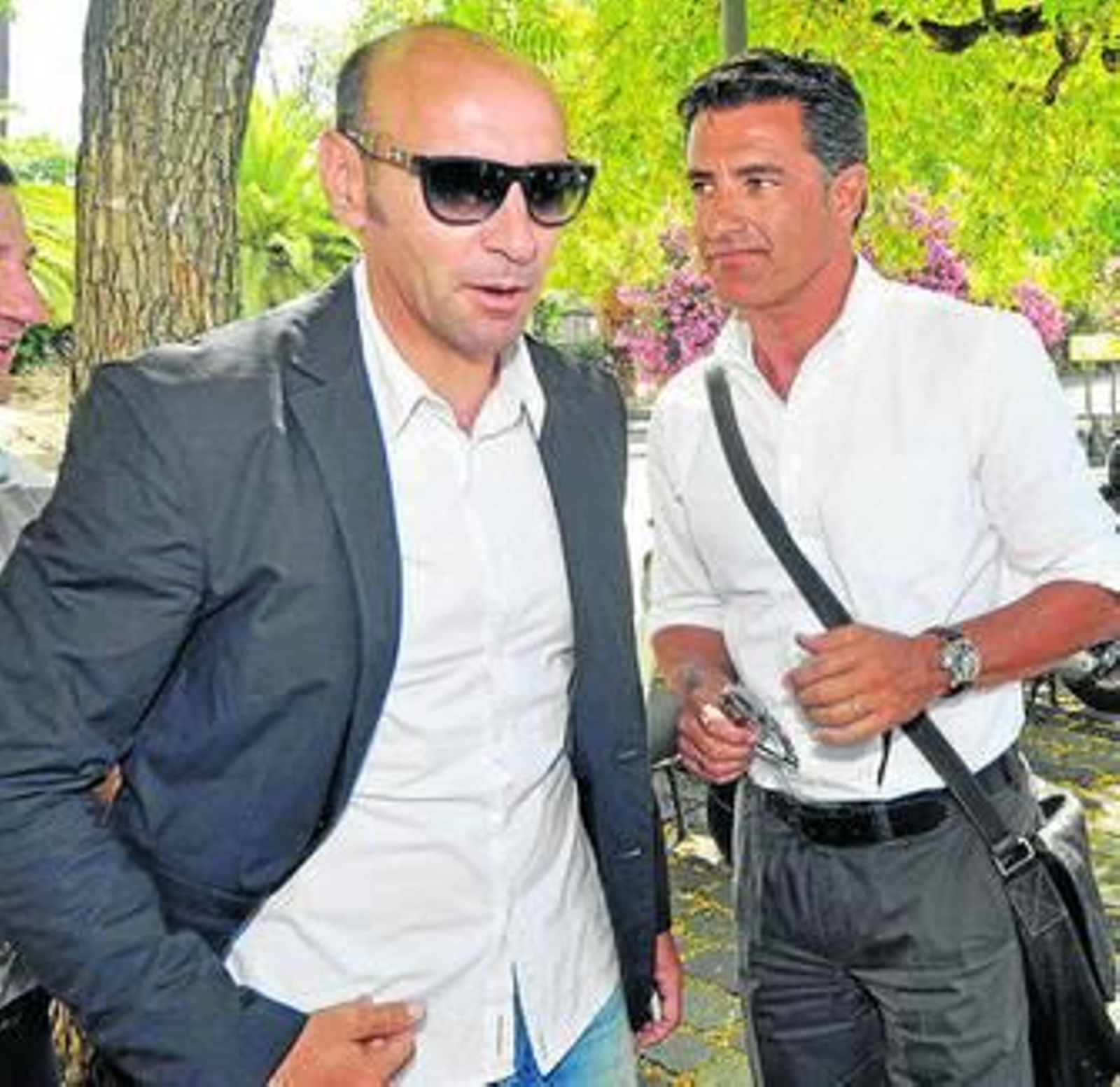 Monchi, junto a Míchel, antes de embarcar junto a la Torre del Oro.