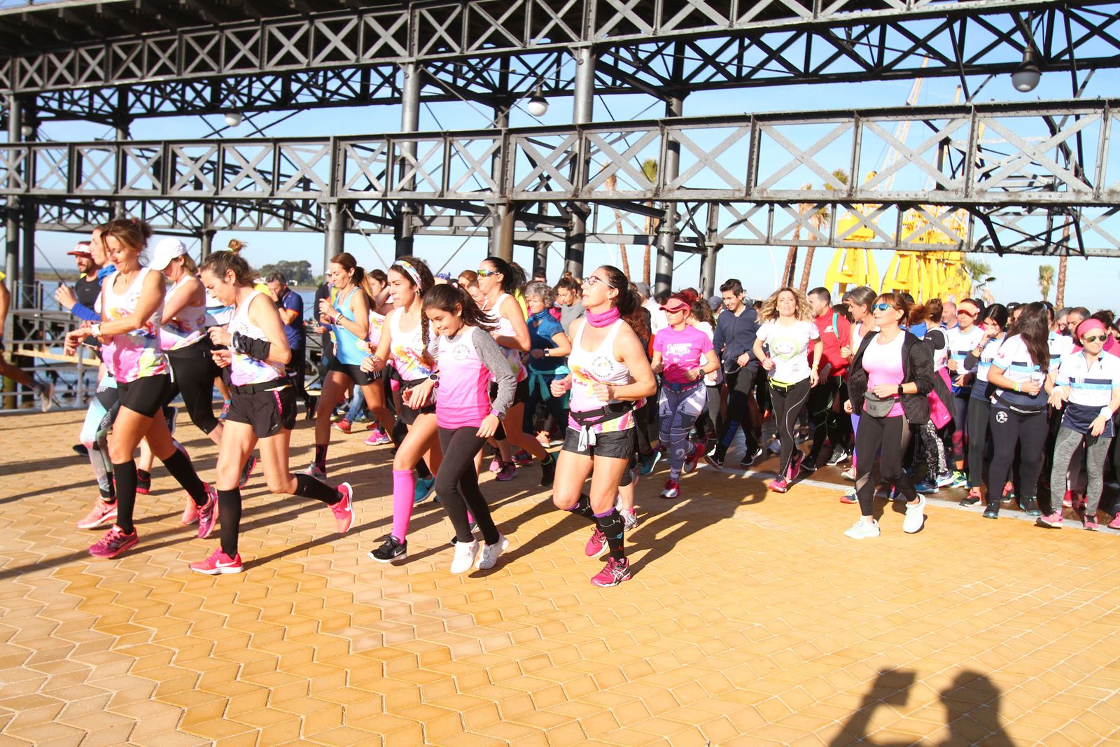 Cientos de personas rinden homenaje a Laura Luelmo en una carrera en Huelva.