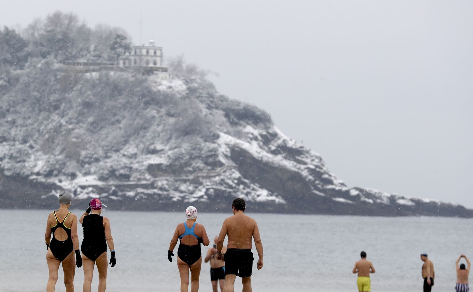 La playa de La Concha de San Sebastián, cubierta de nieve.