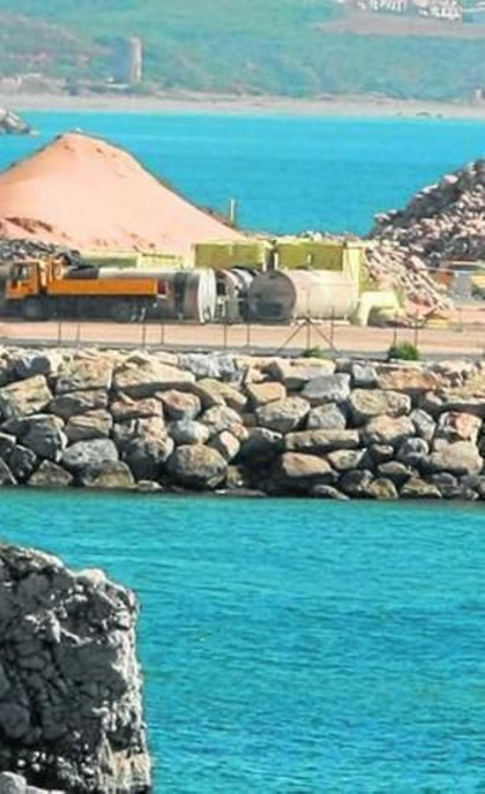 Imagen de uno de los rellenos y de la orden de adjudicación.