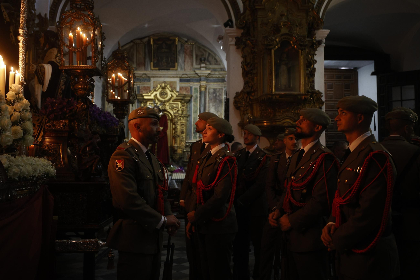 imágenes de la salida de Piedad, bajo llluvia y granizo, en la Semana Santa de Cádiz 2025