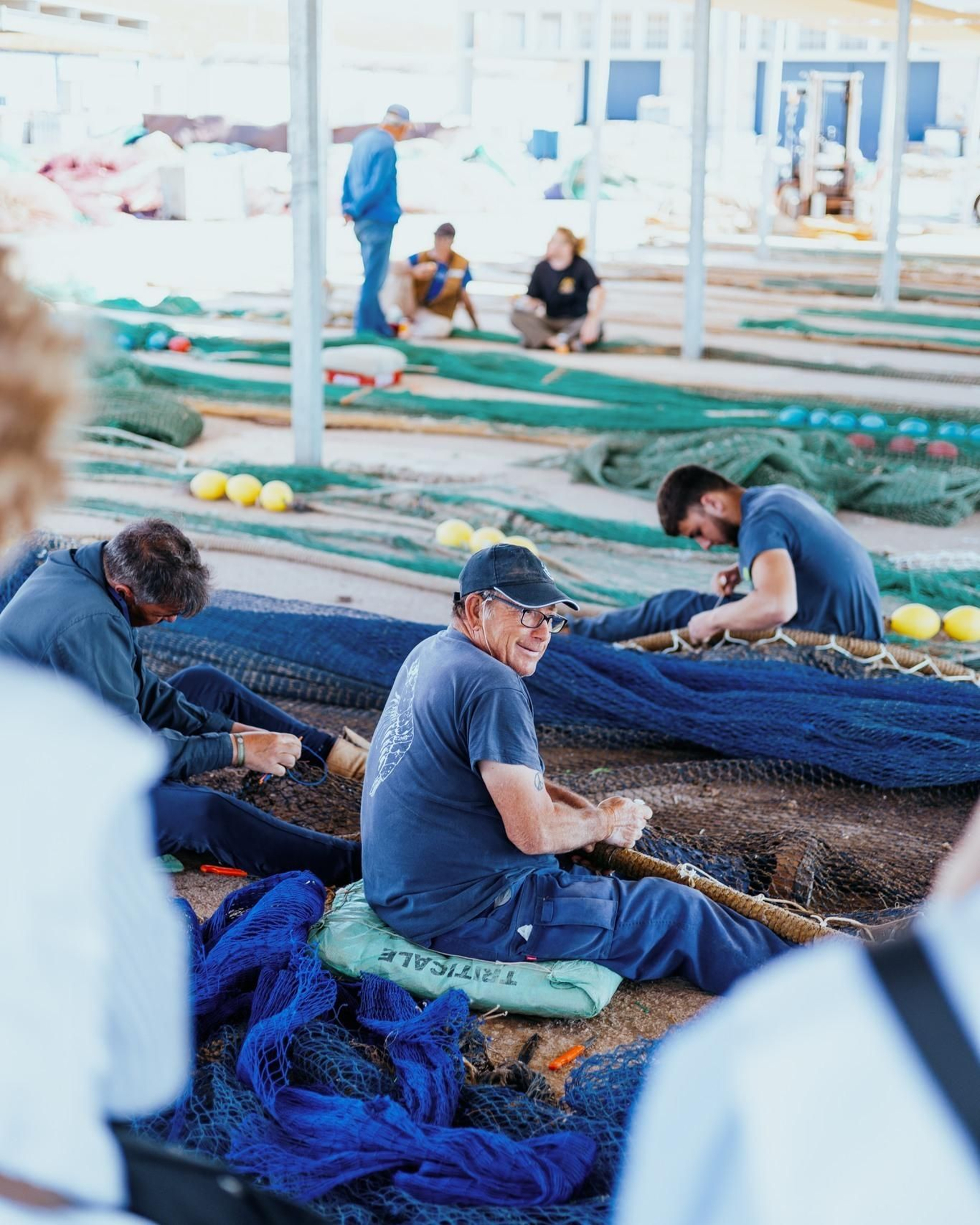 Diferentes generaciones de rederos trabajando juntos en Sanlúcar.