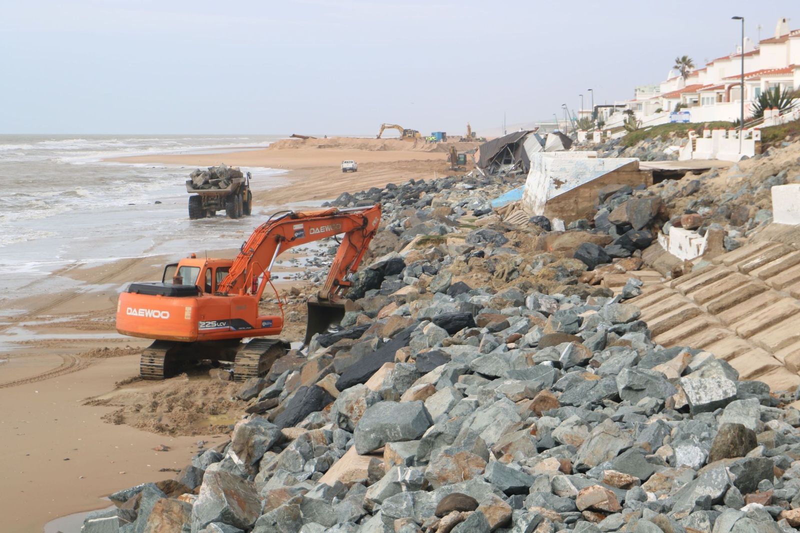 Trabajos en la playa de Matalascañas.