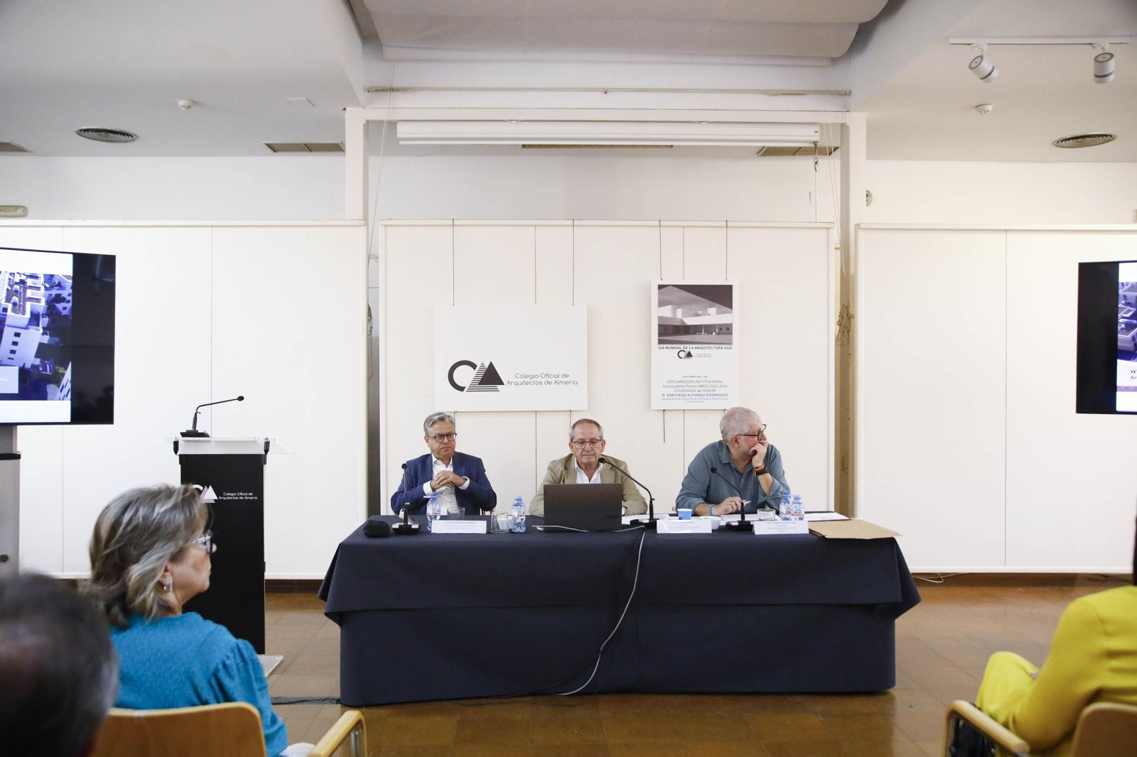 Imágenes del nombramiento como colegiado de honor a Santiago Alfonso en el colegio oficial de arquitectos de Almería