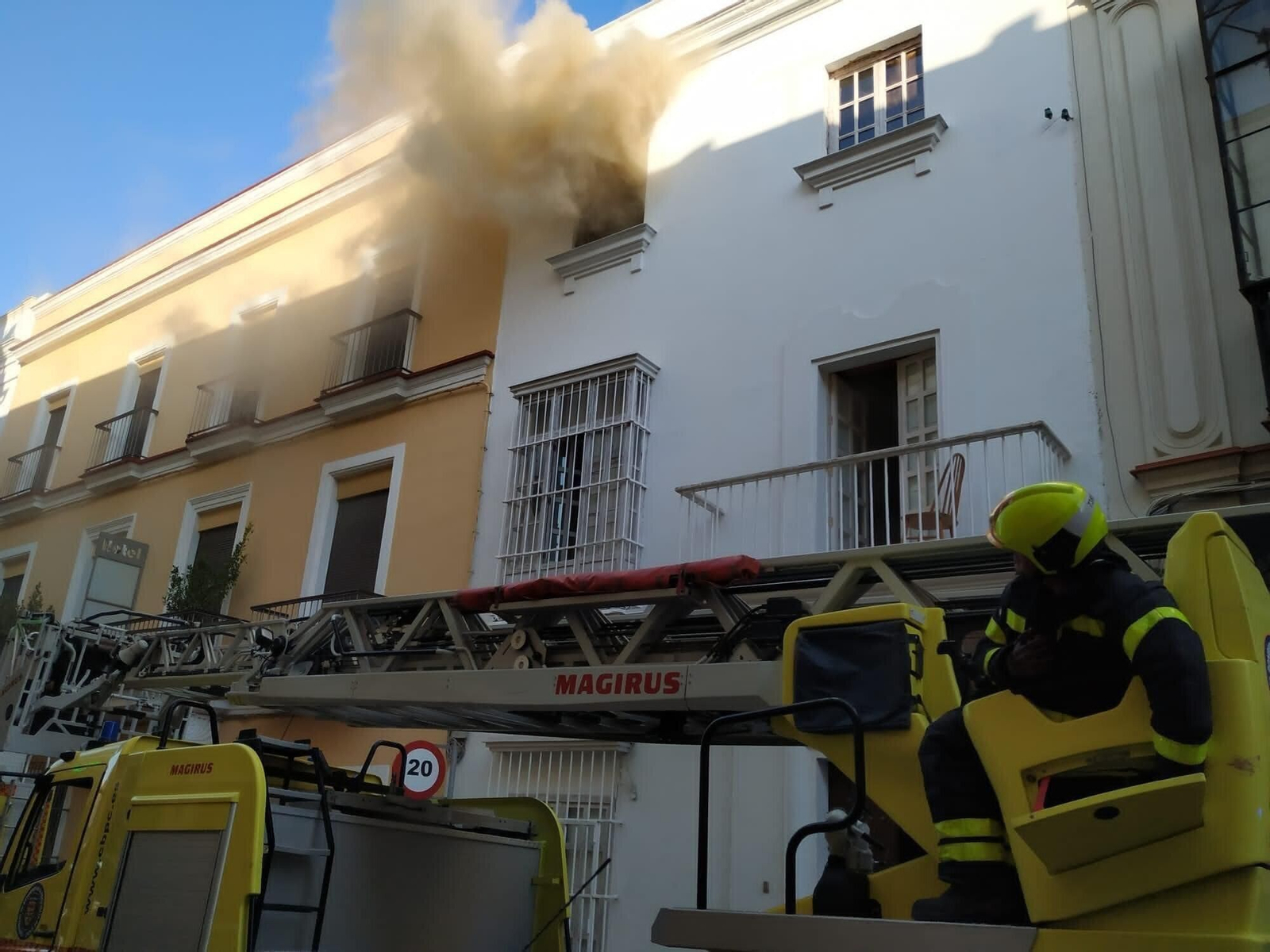 Humo saliendo por la ventana del piso de la calle Pedro Alonso. Humo saliendo por la ventana del piso de la calle Pedro Alonso.