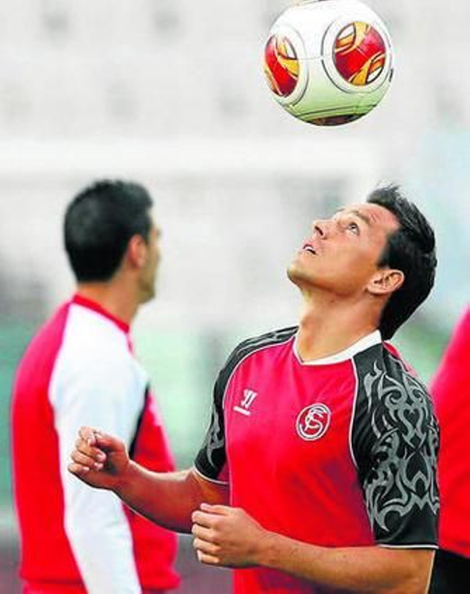 Trochowski controla de cabeza en un entrenamiento.