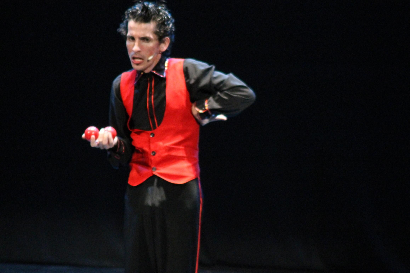 El artista de circo Manolo Carambolas lleva a Gran Sur su show ‘Electrickmim’