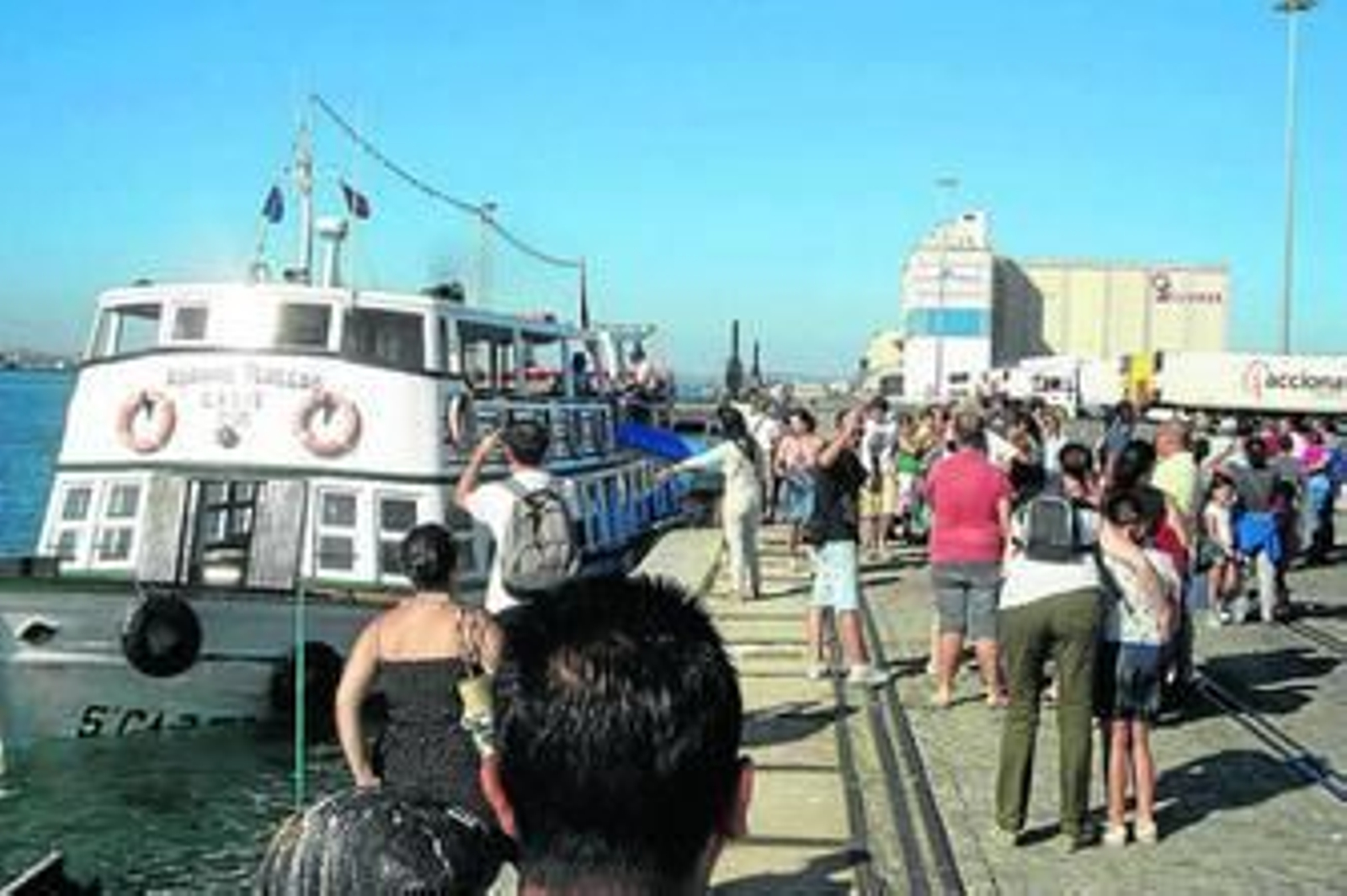 El momento del desembarco de los viajeros, justo antes del hundimiento del Vaporcito.